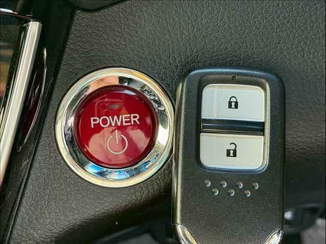 ヴェゼル ハイブリッドＺ・ホンダセンシング　ハーフレザー　レーダークルーズ　純正ナビ　ルーフレール　バックカメラ　シートヒーター　ＵＳＢポート　ＨＤＭＩ　ＥＴＣ　パドルシフト　ステアリングリモコン　Ｂｌｕｅｔｏｏｔｈ　フルセグ　純正１７ＡＷ（16枚目）