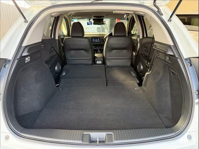 ヴェゼル ハイブリッドＺ・ホンダセンシング　ハーフレザー　レーダークルーズ　純正ナビ　ルーフレール　バックカメラ　シートヒーター　ＵＳＢポート　ＨＤＭＩ　ＥＴＣ　パドルシフト　ステアリングリモコン　Ｂｌｕｅｔｏｏｔｈ　フルセグ　純正１７ＡＷ（20枚目）