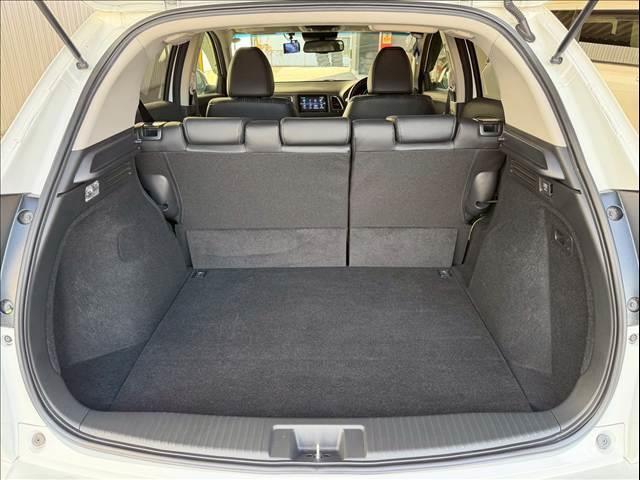 ヴェゼル ハイブリッドＺ・ホンダセンシング　ハーフレザー　レーダークルーズ　純正ナビ　ルーフレール　バックカメラ　シートヒーター　ＵＳＢポート　ＨＤＭＩ　ＥＴＣ　パドルシフト　ステアリングリモコン　Ｂｌｕｅｔｏｏｔｈ　フルセグ　純正１７ＡＷ（21枚目）