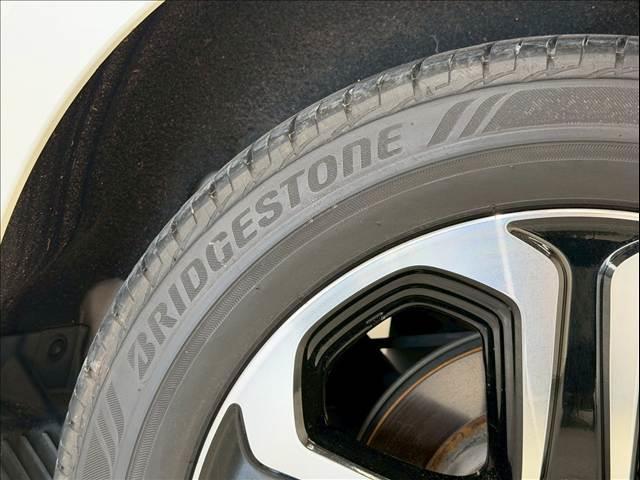ヴェゼル ハイブリッドＺ・ホンダセンシング　ハーフレザー　レーダークルーズ　純正ナビ　ルーフレール　バックカメラ　シートヒーター　ＵＳＢポート　ＨＤＭＩ　ＥＴＣ　パドルシフト　ステアリングリモコン　Ｂｌｕｅｔｏｏｔｈ　フルセグ　純正１７ＡＷ（28枚目）