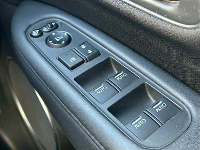 ヴェゼル ハイブリッドＺ・ホンダセンシング　ハーフレザー　レーダークルーズ　純正ナビ　ルーフレール　バックカメラ　シートヒーター　ＵＳＢポート　ＨＤＭＩ　ＥＴＣ　パドルシフト　ステアリングリモコン　Ｂｌｕｅｔｏｏｔｈ　フルセグ　純正１７ＡＷ（50枚目）