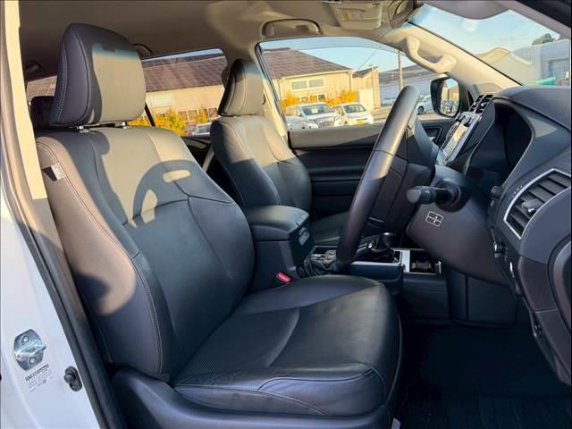 ランドクルーザープラド TX Lパッケージ 黒革 全周囲カメラ 純正19インチAW レーダークルーズ シートヒーター/クーラー メーカーナビ コーナーセンサー LEDヘッド オートハイビーム 衝突軽減 レーンキープ ETC USB スマートキー(7枚目)