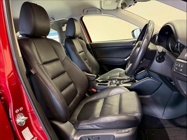 ＣＸ－５ ＸＤ　Ｌパッケージ　黒革　ＢＳＭ　レーダークルーズ　ＬＥＤヘッド　シートヒーター　パワーシート　バックカメラ　サイドカメラ　コーナーセンサー　シートメモリ―　純正ナビ　ＵＳＢポート　ドライブレコーダー　純正１９インチＡＷ（8枚目）