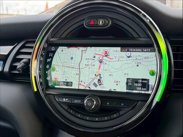 MINI クーパーSD アダプティブクルーズ 純正ナビ ミラーETC コンフォートアクセス パドルシフト ステアリングリモコン LED バックカメラ コーナーセンサー USBポート Bluetooth 純正17インチAW(3枚目)