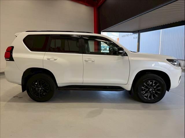 ランドクルーザープラド ＴＸ　Ｌパッケージ・ブラックエディション　黒革　全周囲カメラ　純正ナビ　ＢＳＭ　レーダークルーズ　クリアランスソナー　シートヒーター／クーラー　パワーシート　センターデフロック　ＬＥＤ　ＥＴＣ　ＵＳＢポート　ルーフレール　純正１８インチＡＷ（18枚目）