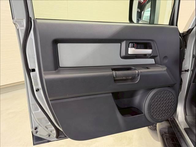 ＦＪクルーザー カラーパッケージ　ＢＦグッドリッチオールテレーン２６５／７０／１７　クルーズコントロール　純正ナビ　バックカメラ　リアソナー　ＥＴＣ　ドライブレコーダー　フロントフォグ　フルセグ　ＣＤ／ＤＶＤ再生　Ｂｌｕｅｔｏｏｔｈ（23枚目）