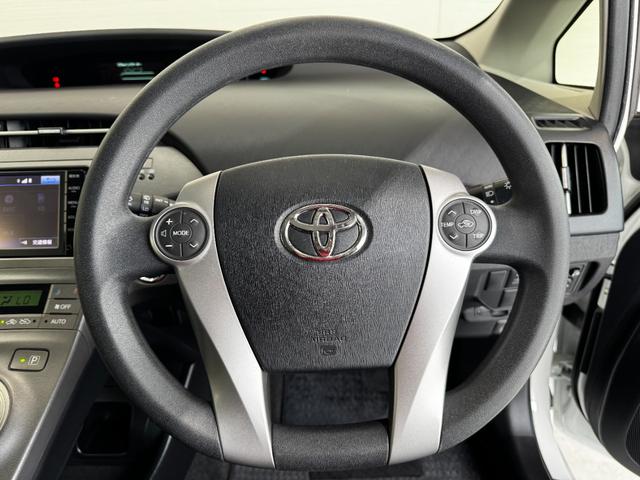 プリウス Ｓ　純正ナビ　Ｂｌｕｅｔｏｏｔｈ　ＴＶ　ＣＤ　ＥＴＣ　バックカメラ　ステアリングリモコン　純正１５インチアルミホイール　フォグランプ　プッシュスタート　スマートキー（11枚目）