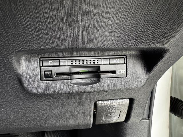 プリウス Ｓ　純正ナビ　Ｂｌｕｅｔｏｏｔｈ　ＴＶ　ＣＤ　ＥＴＣ　バックカメラ　ステアリングリモコン　純正１５インチアルミホイール　フォグランプ　プッシュスタート　スマートキー（12枚目）