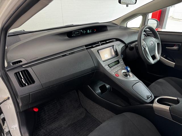 プリウス Ｓ　純正ナビ　Ｂｌｕｅｔｏｏｔｈ　ＴＶ　ＣＤ　ＥＴＣ　バックカメラ　ステアリングリモコン　純正１５インチアルミホイール　フォグランプ　プッシュスタート　スマートキー（16枚目）