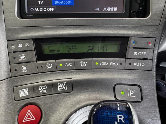 プリウス Ｓ　純正ナビ　Ｂｌｕｅｔｏｏｔｈ　ＴＶ　ＣＤ　ＥＴＣ　バックカメラ　ステアリングリモコン　純正１５インチアルミホイール　フォグランプ　プッシュスタート　スマートキー（30枚目）
