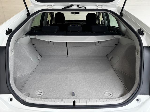 プリウス Ｓ　純正ナビ　Ｂｌｕｅｔｏｏｔｈ　ＴＶ　ＣＤ　ＥＴＣ　バックカメラ　ステアリングリモコン　純正１５インチアルミホイール　フォグランプ　プッシュスタート　スマートキー（31枚目）