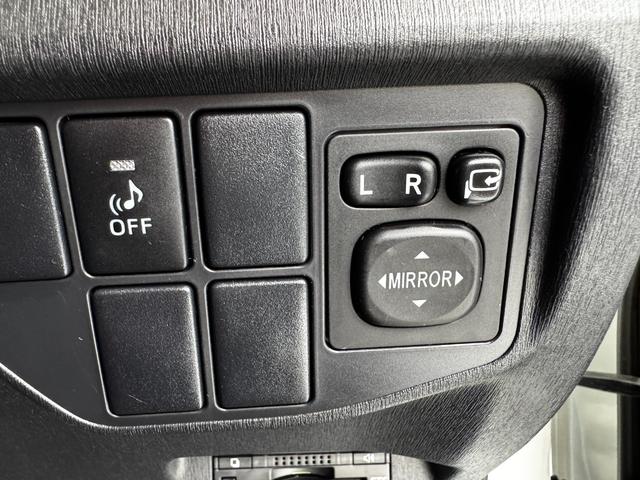 プリウス Ｓ　純正ナビ　Ｂｌｕｅｔｏｏｔｈ　ＴＶ　ＣＤ　ＥＴＣ　バックカメラ　ステアリングリモコン　純正１５インチアルミホイール　フォグランプ　プッシュスタート　スマートキー（38枚目）