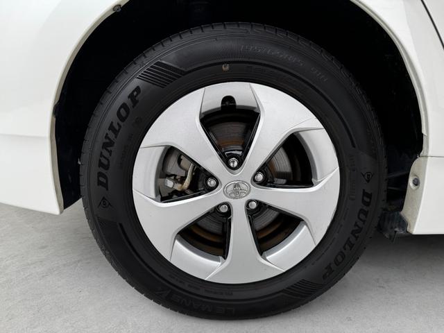 プリウス Ｓ　純正ナビ　Ｂｌｕｅｔｏｏｔｈ　ＴＶ　ＣＤ　ＥＴＣ　バックカメラ　ステアリングリモコン　純正１５インチアルミホイール　フォグランプ　プッシュスタート　スマートキー（41枚目）