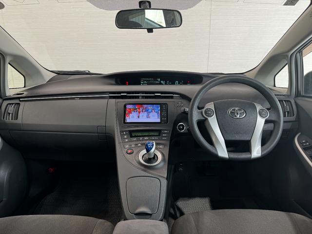 プリウス Ｓ　純正ナビ　Ｂｌｕｅｔｏｏｔｈ　ＥＴＣ　バックカメラ　テレビキャンセラー　フルセグＴＶ　純正１５インチアルミホイール　ＤＶＤ　ＣＤ　オートライト　プッシュスタート　スマートキー（2枚目）