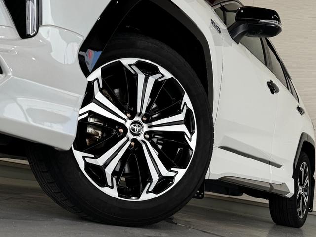 ＲＡＶ４ ＰＨＶ ブラックトーン　サンルーフ　モデリスタエアロ　ディスプレイオーディオ　パノラミックビュー　黒革　シートヒーター　パワーバックドア　ブラインドスポットモニター　ヘッドアップディスプレイ　クリアランスソナー　ＬＥＤヘッド（11枚目）
