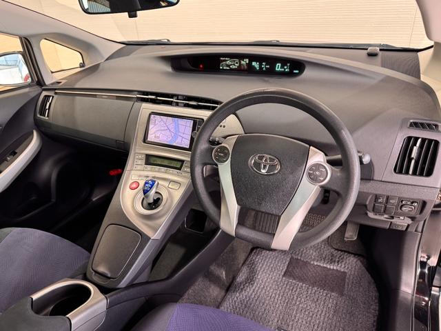 プリウス Ｓツーリングセレクション　純正ナビ　Ｂｌｕｅｔｏｏｔｈ　フルセグＴＶ　ＤＶＤ　ＣＤ　ＥＴＣ　バックカメラ　純正１７インチアルミホイール　ＬＥＤヘッドライト　ステアリングリモコン　プッシュスタート　スマートキー　オートライト（19枚目）