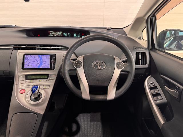 プリウス Ｓツーリングセレクション　純正ナビ　Ｂｌｕｅｔｏｏｔｈ　フルセグＴＶ　ＤＶＤ　ＣＤ　ＥＴＣ　バックカメラ　純正１７インチアルミホイール　ＬＥＤヘッドライト　ステアリングリモコン　プッシュスタート　スマートキー　オートライト（20枚目）