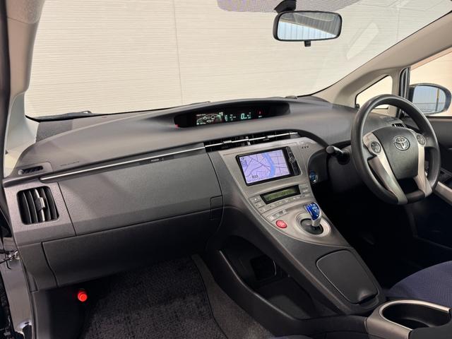 プリウス Ｓツーリングセレクション　純正ナビ　Ｂｌｕｅｔｏｏｔｈ　フルセグＴＶ　ＤＶＤ　ＣＤ　ＥＴＣ　バックカメラ　純正１７インチアルミホイール　ＬＥＤヘッドライト　ステアリングリモコン　プッシュスタート　スマートキー　オートライト（22枚目）
