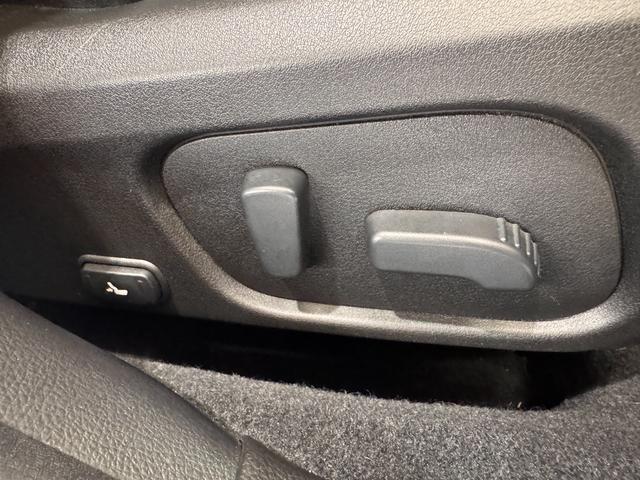 【パワーシート】電動でシートの位置を調節可能です!シートの前後スライド、座面の高さ、背もたれの角度など細かく調節が可能です!