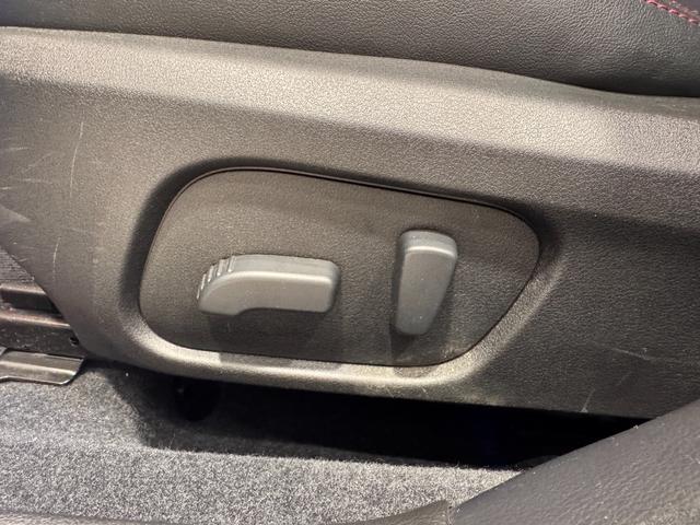 【パワーシート】電動でシートの位置を調節可能です!シートの前後スライド、座面の高さ、背もたれの角度など細かく調節が可能です!