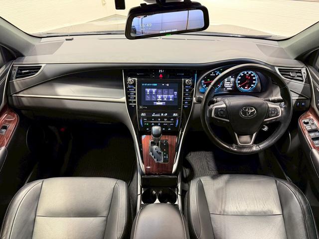 ハリアー プレミアム　アドバンスドパッケージ　黒革　サンルーフ　全周囲カメラ　ＪＢＬサウンド　ＬＥＤヘッド　シートヒーター　レーダークルーズ　パワーバックドア　コーナーセンサー　パワーシート　シートメモリ―　メーカーナビ　オートハイビーム　ＥＴＣ（2枚目）