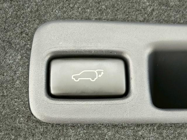 ハリアー プレミアム　アドバンスドパッケージ　黒革　サンルーフ　全周囲カメラ　ＪＢＬサウンド　ＬＥＤヘッド　シートヒーター　レーダークルーズ　パワーバックドア　コーナーセンサー　パワーシート　シートメモリ―　メーカーナビ　オートハイビーム　ＥＴＣ（7枚目）