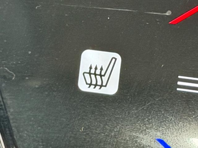 【シートヒーター】寒い日に重宝するシートヒーター！エアコンより早く温まってくれるので寒がりの人も安心ですね♪エアコンの温風は乾燥するから苦手、という方にもをおすすめです。