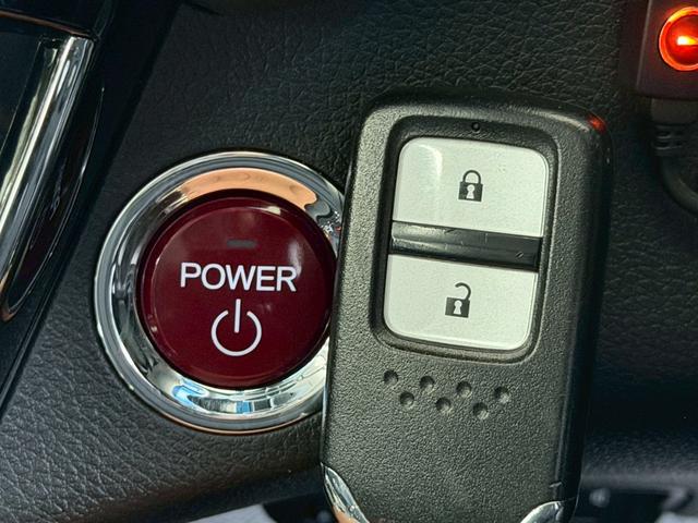 【スマートキー】カバンやポケットに入れたままでもドアの施錠・解錠が可能なスマートキーを装備。エンジンのオン・オフ時もカギを取り出す必要が無いからとっても便利です♪