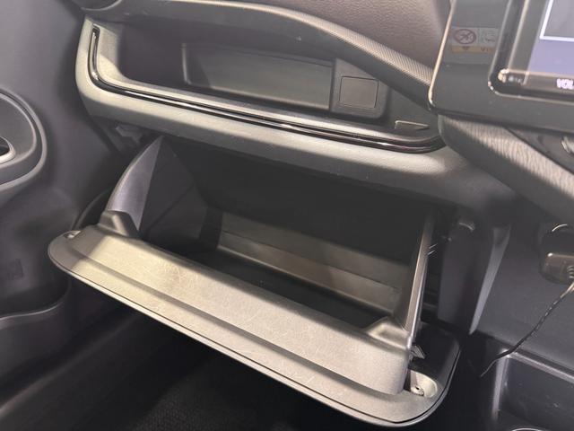 アクア Ｇ　純正９インチナビ　ＥＴＣ　レーンアシスト　衝突軽減ブレーキ　Ｂｌｕｅｔｏｏｔｈ　フルセグＴＶ　オートハイビーム　セーフティセンス　　ＤＶＤ　ＣＤ　プッシュスタート　スマートキー　オートエアコン（58枚目）