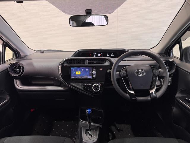 アクア Ｓ　メモリーナビ　Ｂｌｕｅｔｏｏｔｈ　エンジンスターター　横滑り防止　ステアリングリモコン　キーレスキー　ＤＶＤ　ＣＤ　電動格納ミラー　オートエアコン　パワーウインドウ（2枚目）