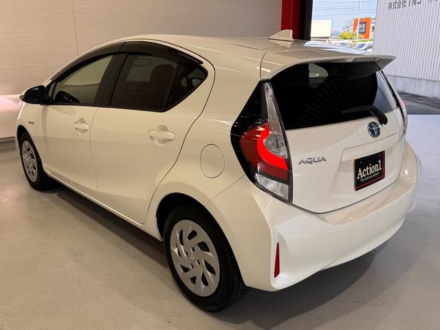 アクア Ｓ　メモリーナビ　Ｂｌｕｅｔｏｏｔｈ　エンジンスターター　横滑り防止　ステアリングリモコン　キーレスキー　ＤＶＤ　ＣＤ　電動格納ミラー　オートエアコン　パワーウインドウ（5枚目）