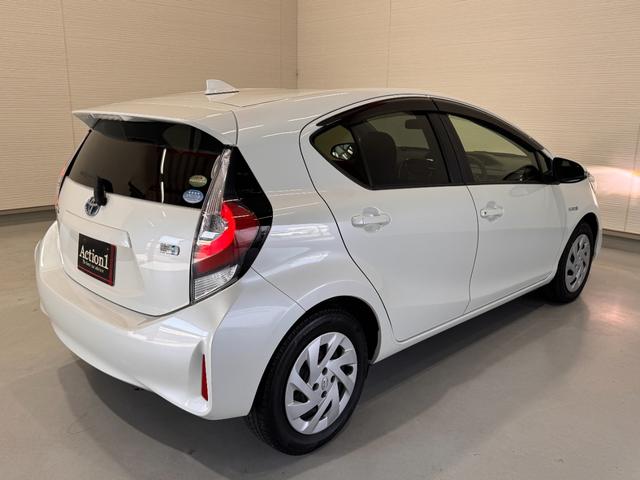 アクア Ｓ　メモリーナビ　Ｂｌｕｅｔｏｏｔｈ　エンジンスターター　横滑り防止　ステアリングリモコン　キーレスキー　ＤＶＤ　ＣＤ　電動格納ミラー　オートエアコン　パワーウインドウ（6枚目）