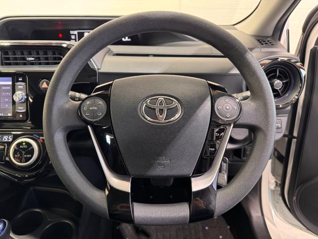 アクア Ｓ　メモリーナビ　Ｂｌｕｅｔｏｏｔｈ　エンジンスターター　横滑り防止　ステアリングリモコン　キーレスキー　ＤＶＤ　ＣＤ　電動格納ミラー　オートエアコン　パワーウインドウ（7枚目）