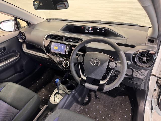 アクア Ｓ　メモリーナビ　Ｂｌｕｅｔｏｏｔｈ　エンジンスターター　横滑り防止　ステアリングリモコン　キーレスキー　ＤＶＤ　ＣＤ　電動格納ミラー　オートエアコン　パワーウインドウ（18枚目）