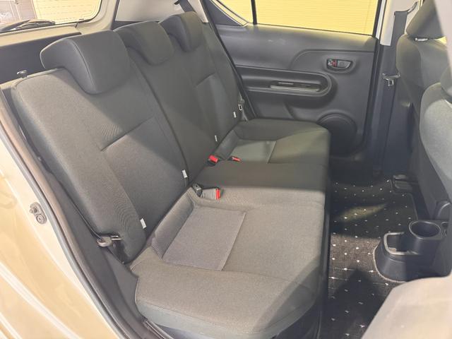 アクア Ｓ　メモリーナビ　Ｂｌｕｅｔｏｏｔｈ　エンジンスターター　横滑り防止　ステアリングリモコン　キーレスキー　ＤＶＤ　ＣＤ　電動格納ミラー　オートエアコン　パワーウインドウ（23枚目）