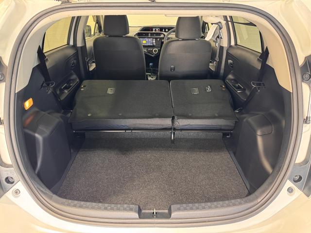 アクア Ｓ　メモリーナビ　Ｂｌｕｅｔｏｏｔｈ　エンジンスターター　横滑り防止　ステアリングリモコン　キーレスキー　ＤＶＤ　ＣＤ　電動格納ミラー　オートエアコン　パワーウインドウ（25枚目）