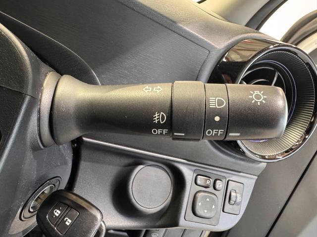 アクア Ｓ　メモリーナビ　Ｂｌｕｅｔｏｏｔｈ　エンジンスターター　横滑り防止　ステアリングリモコン　キーレスキー　ＤＶＤ　ＣＤ　電動格納ミラー　オートエアコン　パワーウインドウ（40枚目）