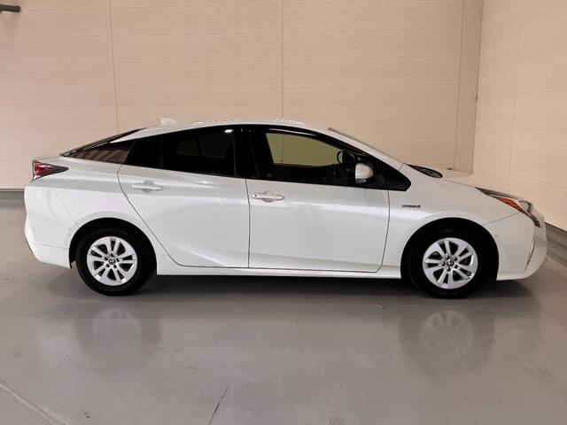 プリウス Ｓセーフティプラス　ワンオーナー　純正９インチナビ　ＨＵＤ　クリアランスソナー　ＥＴＣ　バックカメラ　レーンアシスト　レーダークルーズコントロール　Ｂｌｕｅｔｏｏｔｈ　フルセグＴＶ　ＤＶＤ　Ｐアシスト　純正１５インチＡＷ（22枚目）