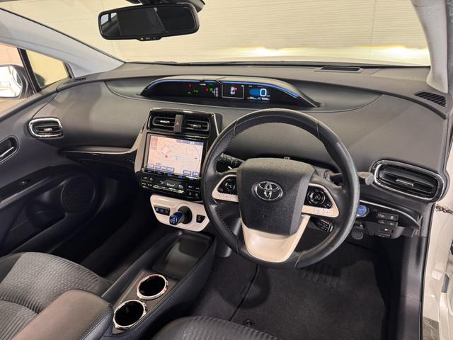 プリウス Ｓセーフティプラス　ワンオーナー　純正９インチナビ　ＨＵＤ　クリアランスソナー　ＥＴＣ　バックカメラ　レーンアシスト　レーダークルーズコントロール　Ｂｌｕｅｔｏｏｔｈ　フルセグＴＶ　ＤＶＤ　Ｐアシスト　純正１５インチＡＷ（24枚目）