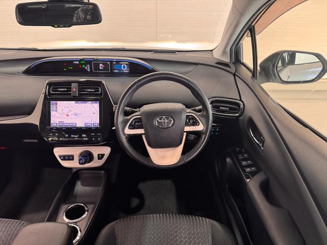 プリウス Ｓセーフティプラス　ワンオーナー　純正９インチナビ　ＨＵＤ　クリアランスソナー　ＥＴＣ　バックカメラ　レーンアシスト　レーダークルーズコントロール　Ｂｌｕｅｔｏｏｔｈ　フルセグＴＶ　ＤＶＤ　Ｐアシスト　純正１５インチＡＷ（25枚目）