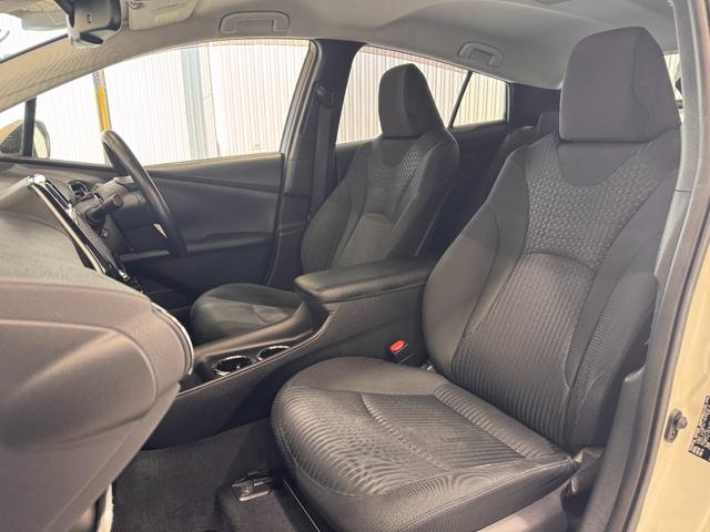 プリウス Ｓセーフティプラス　ワンオーナー　純正９インチナビ　ＨＵＤ　クリアランスソナー　ＥＴＣ　バックカメラ　レーンアシスト　レーダークルーズコントロール　Ｂｌｕｅｔｏｏｔｈ　フルセグＴＶ　ＤＶＤ　Ｐアシスト　純正１５インチＡＷ（26枚目）