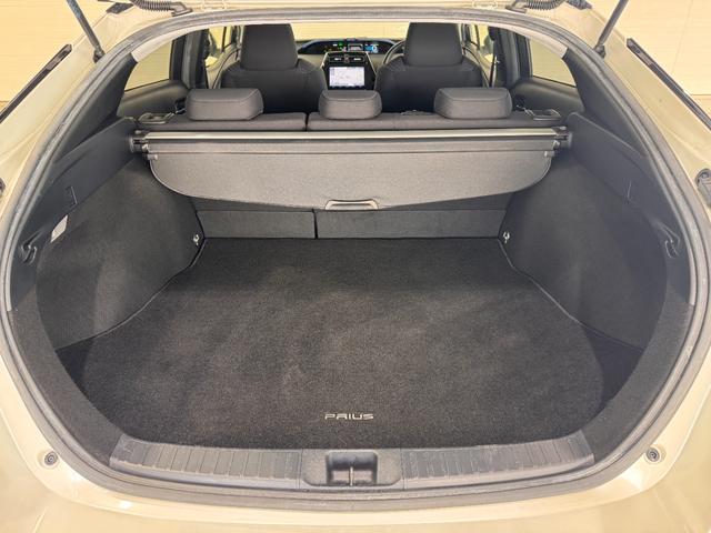 プリウス Ｓセーフティプラス　ワンオーナー　純正９インチナビ　ＨＵＤ　クリアランスソナー　ＥＴＣ　バックカメラ　レーンアシスト　レーダークルーズコントロール　Ｂｌｕｅｔｏｏｔｈ　フルセグＴＶ　ＤＶＤ　Ｐアシスト　純正１５インチＡＷ（30枚目）