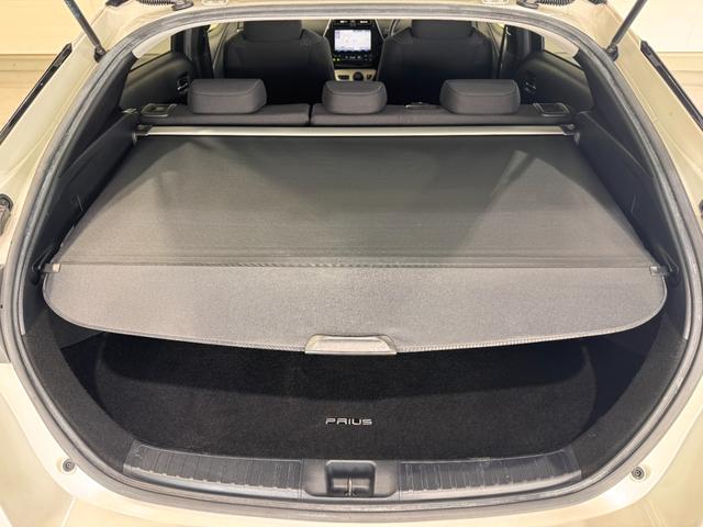 プリウス Ｓセーフティプラス　ワンオーナー　純正９インチナビ　ＨＵＤ　クリアランスソナー　ＥＴＣ　バックカメラ　レーンアシスト　レーダークルーズコントロール　Ｂｌｕｅｔｏｏｔｈ　フルセグＴＶ　ＤＶＤ　Ｐアシスト　純正１５インチＡＷ（31枚目）