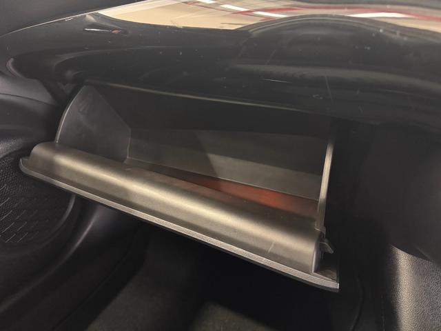 プリウス Ｓセーフティプラス　ワンオーナー　純正９インチナビ　ＨＵＤ　クリアランスソナー　ＥＴＣ　バックカメラ　レーンアシスト　レーダークルーズコントロール　Ｂｌｕｅｔｏｏｔｈ　フルセグＴＶ　ＤＶＤ　Ｐアシスト　純正１５インチＡＷ（67枚目）