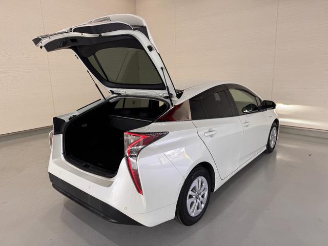 プリウス Ｓセーフティプラス　ワンオーナー　純正９インチナビ　ＨＵＤ　クリアランスソナー　ＥＴＣ　バックカメラ　レーンアシスト　レーダークルーズコントロール　Ｂｌｕｅｔｏｏｔｈ　フルセグＴＶ　ＤＶＤ　Ｐアシスト　純正１５インチＡＷ（68枚目）