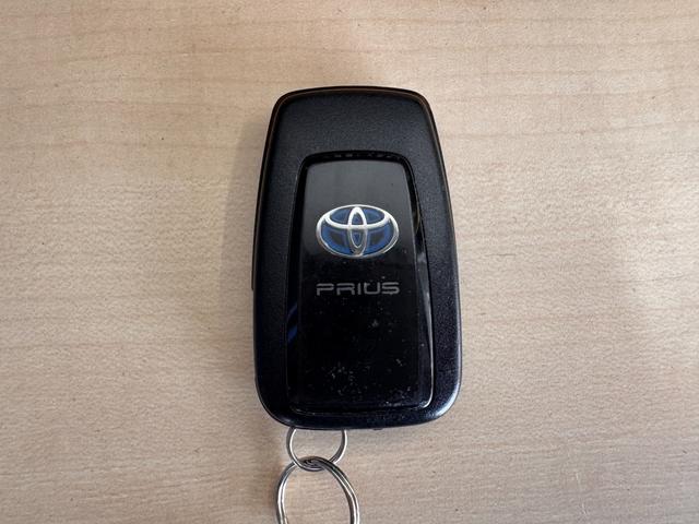 プリウス Ｓセーフティプラス　ワンオーナー　純正９インチナビ　ＨＵＤ　クリアランスソナー　ＥＴＣ　バックカメラ　レーンアシスト　レーダークルーズコントロール　Ｂｌｕｅｔｏｏｔｈ　フルセグＴＶ　ＤＶＤ　Ｐアシスト　純正１５インチＡＷ（69枚目）