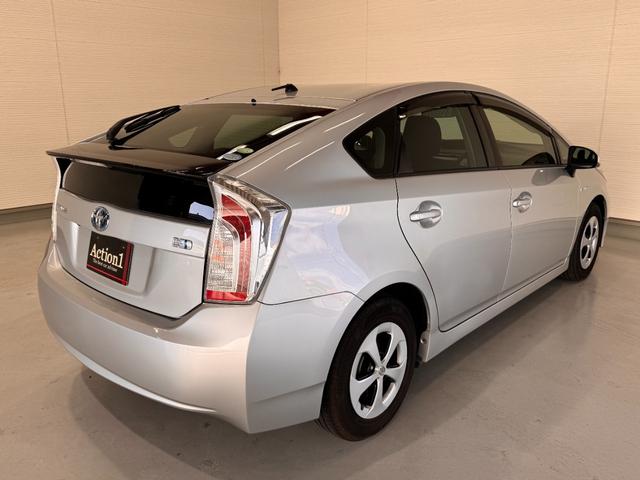 プリウス Ｓ　純正ナビ　バックカメラ　ＥＴＣ　ドライブレコーダー　Ｂｌｕｅｔｏｏｔｈ　フルセグＴＶ　ＤＶＤ　ＣＤ　純正１５インチＡＷ　ＨＩＤヘッドライト　オートライト　オートエアコン　プッシュスタート　スマートキー（6枚目）