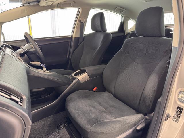 プリウス Ｓ　純正ナビ　バックカメラ　ＥＴＣ　ドライブレコーダー　Ｂｌｕｅｔｏｏｔｈ　フルセグＴＶ　ＤＶＤ　ＣＤ　純正１５インチＡＷ　ＨＩＤヘッドライト　オートライト　オートエアコン　プッシュスタート　スマートキー（22枚目）