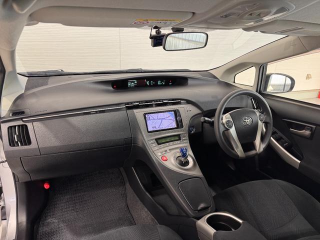 プリウス Ｓ　純正ナビ　バックカメラ　ＥＴＣ　ドライブレコーダー　Ｂｌｕｅｔｏｏｔｈ　フルセグＴＶ　ＤＶＤ　ＣＤ　純正１５インチＡＷ　ＨＩＤヘッドライト　オートライト　オートエアコン　プッシュスタート　スマートキー（23枚目）