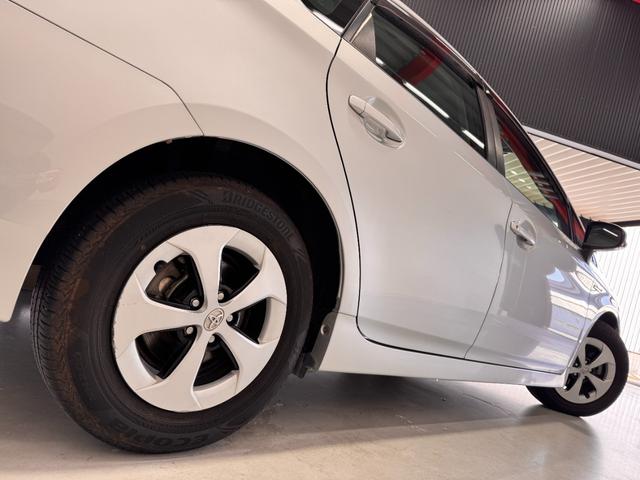 プリウス Ｓ　純正ナビ　バックカメラ　ＥＴＣ　ドライブレコーダー　Ｂｌｕｅｔｏｏｔｈ　フルセグＴＶ　ＤＶＤ　ＣＤ　純正１５インチＡＷ　ＨＩＤヘッドライト　オートライト　オートエアコン　プッシュスタート　スマートキー（35枚目）